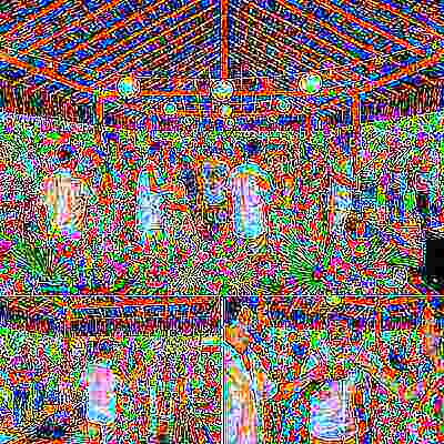 Convidados diversos do casamento celebrando juntos na recepção com alegria e risadas