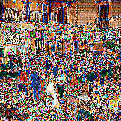 Diversos invitados de boda celebrando juntos en la recepción con alegría y risas