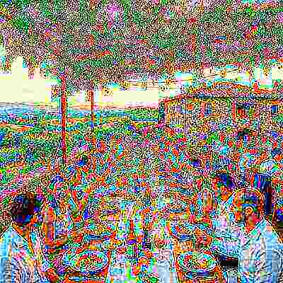 Ospiti di diverse origini festeggiano insieme al ricevimento con gioia e risate