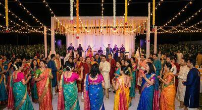 विविध शादी के मेहमान रिसेप्शन में खुशी और हंसी के साथ जश्न मनाते हुए