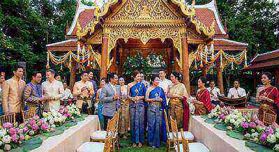 แขกงานแต่งงานที่หลากหลายร่วมเฉลิมฉลองด้วยความสุขและเสียงหัวเราะ