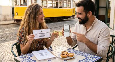 Casal comemorando economia no casamento