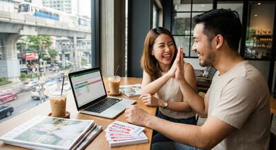 คู่รักฉลองส่วนลดงานแต่งงาน