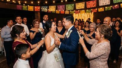 Invitados de la boda presentando regalos a los novios en ceremonia tradicional