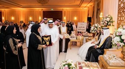 ضيوف الزفاف يقدمون الهدايا للعروس والعريس في حفل تقليدي