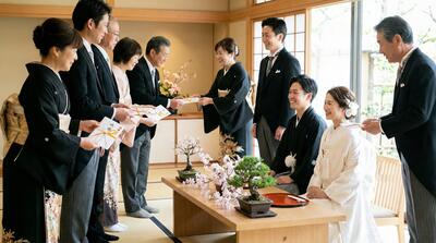 伝統的な儀式で新郎新婦に贈り物を贈る結婚式の参列者たち