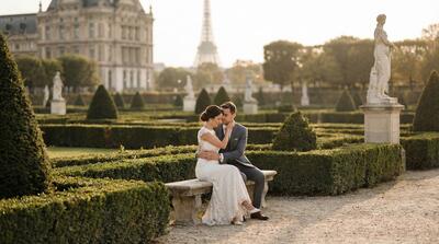 Les mariés partagent un moment intime et privé dans un jardin paisible