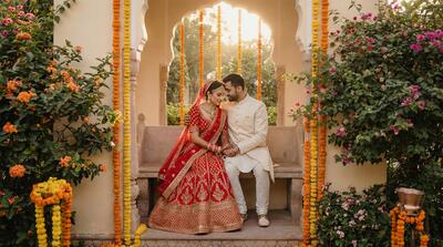 शांत बगीचे में दूल्हा-दुल्हन एक निजी पल साझा कर रहे हैं