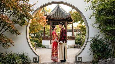 新郎新娘在宁静的花园中分享私密温馨的时刻