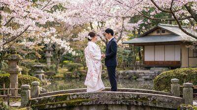 静かな庭園で親密な時を共有する新郎新婦