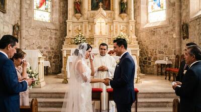 Novios intercambiando votos matrimoniales durante la ceremonia