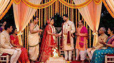 समारोह के दौरान दूल्हा-दुल्हन विवाह की शपथ ले रहे हैं