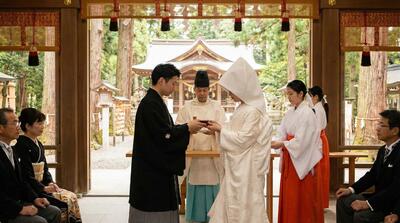 挙式中に誓いの言葉を交わす新郎新婦