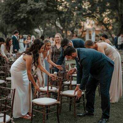 Grupo de casamento e voluntários colaborando para organizar o local